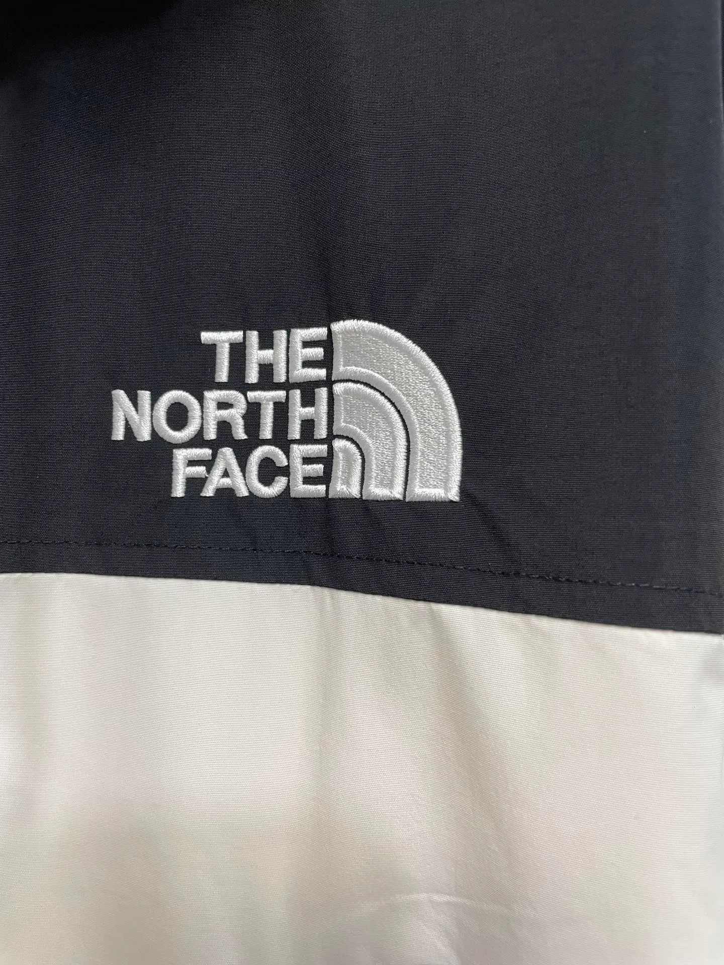White The North Face 〖 〗 1. ： DRYVENT Breathable ， ， 。 2. ： 、 Breathable Wear-Resistant 。 3. ： 4.Size： ， ！ ~ Size：S-L
